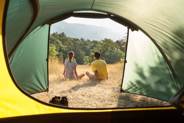 Casal no acampamento — Fotografia de Stock