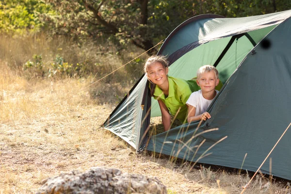 Kinder auf dem Campingplatz — Stockfoto
