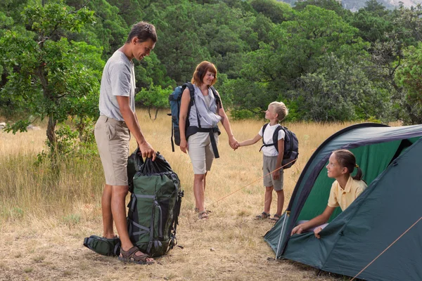Famille rasting en el camping —  Fotos de Stock