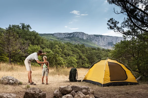 Padre con hijo en el campamento de verano — Foto de Stock