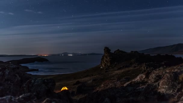 Étoiles mobiles au-dessus de la tente la nuit — Video