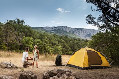 Baba ile oğlu yaz kamp içinde