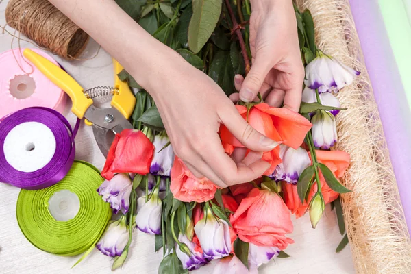 Floristería en el trabajo con flores — Foto de Stock