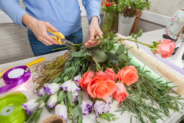 Floristería en el trabajo con flores — Foto de Stock