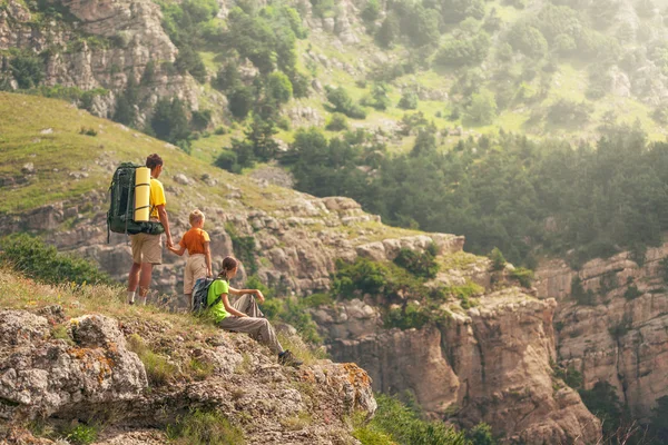 Famille de trois personnes à la montagne — Photo