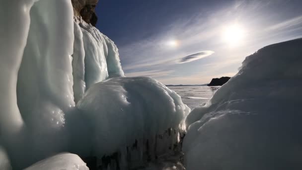 Dondurulmuş Deniz Baykal kayada üzerinde büyük buz sarkıtları. — Stok video