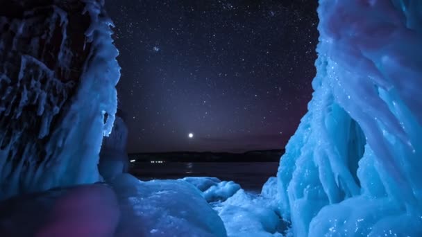 Obrotowy gwiazd i północnej światło nad zamarzniętym jeziorze. — Wideo stockowe