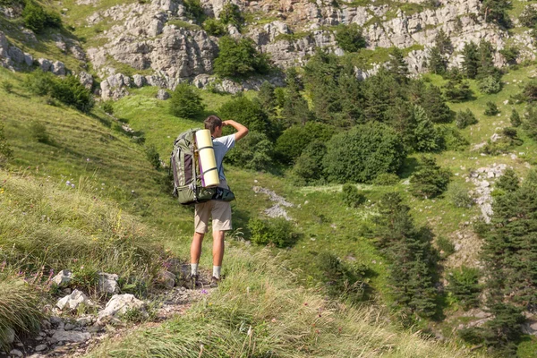 Backpacker w górach — Zdjęcie stockowe