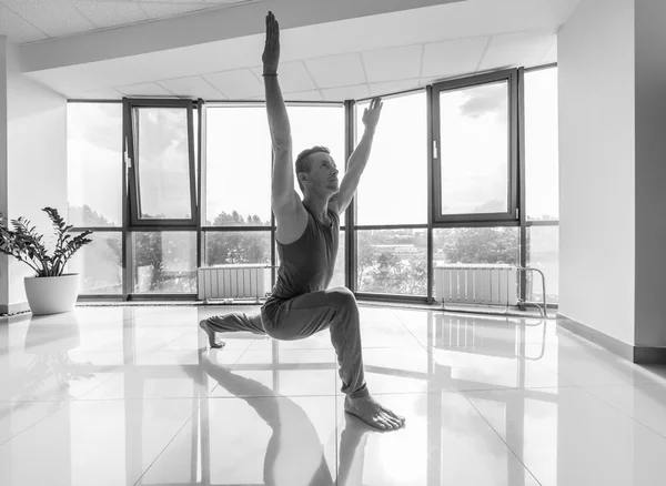 Uomo yoga di formazione in palestra — Foto Stock