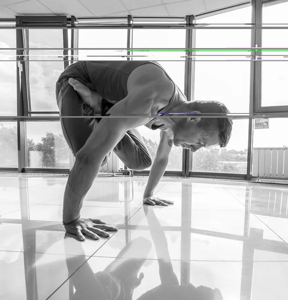 Atletische gespierde jongeman uit te werken, yoga — Stockfoto