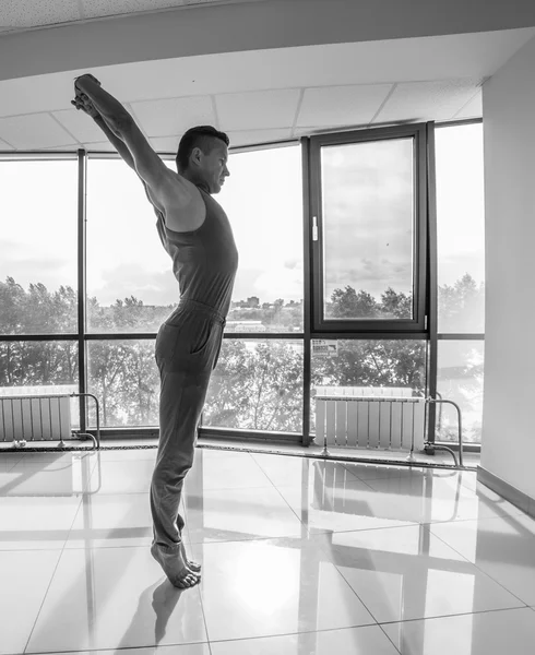 Atlético muscular jovem homem trabalhando fora, ioga — Fotografia de Stock