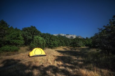 Yaz çayır üzerinde sarı çadır
