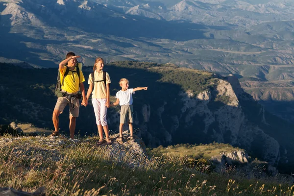 Familie wandelen op de bergen — Stockfoto