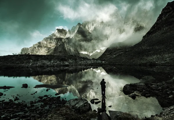 Silueta muže na horské jezero — Stock fotografie