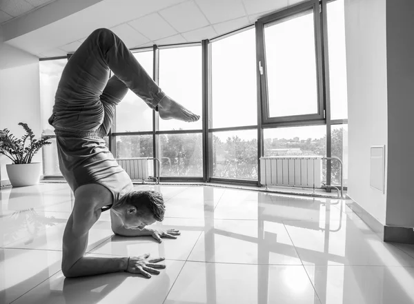 Atletico muscolare giovane che lavora fuori, yoga — Foto Stock