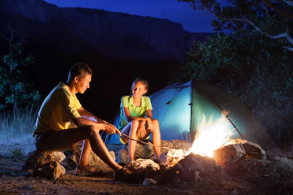 Zelten mit Lagerfeuer in der Nacht — Stockfoto