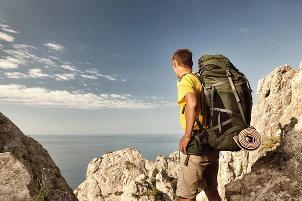 Backpacker yüksek kaya — Stok fotoğraf