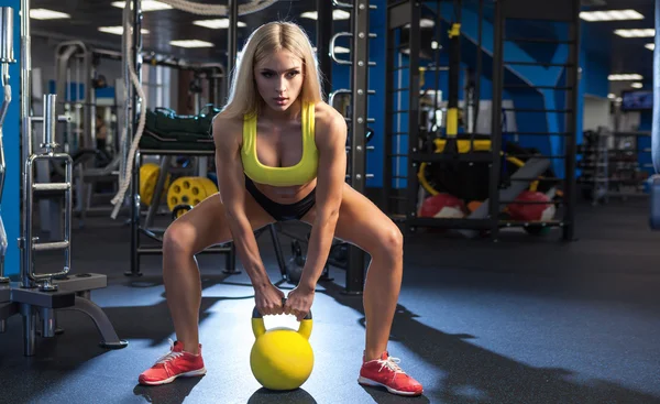 Mulher fazendo um treino com halteres — Fotografia de Stock