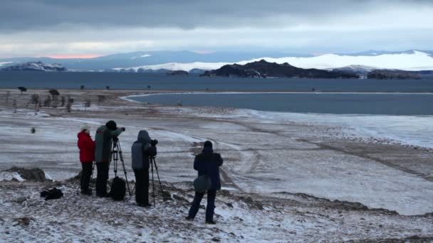 Photographes travaillent avec des trépieds — Video