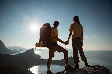 Çift güzel güneş doğarken