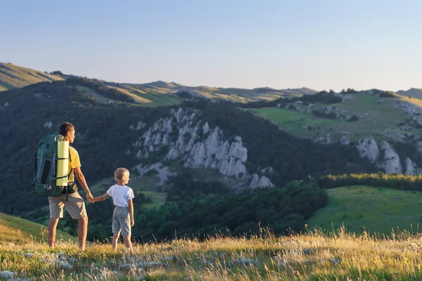 Vader en zoon wandelen — Stockfoto