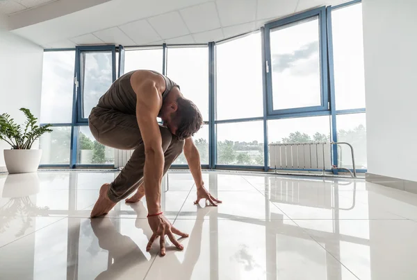 Homem treinando ioga no ginásio — Fotografia de Stock