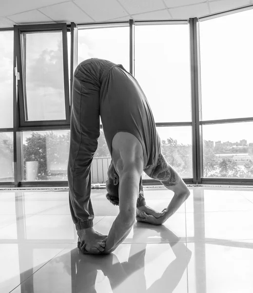 Atlético muscular jovem homem trabalhando fora, ioga — Fotografia de Stock