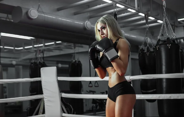 Joven bonita boxeadora de pie en el anillo — Foto de Stock