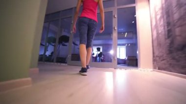 Spor salonunda çalışan kadın.