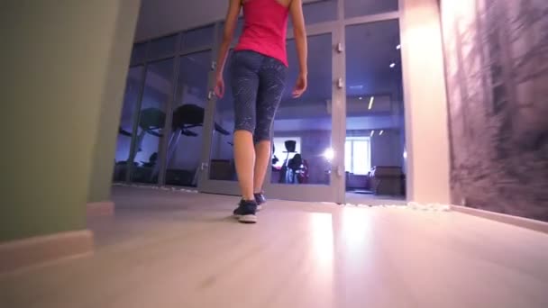 Μια γυναίκα γυμνάζεται στο γυμναστήριο. — Αρχείο Βίντεο