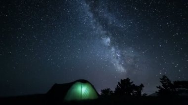 Gece zaman atlamalı çadırına yukarıda Samanyolu döndürme