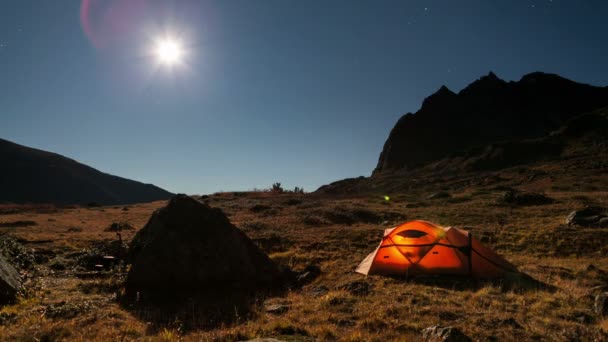 Déplacement de la lune au-dessus de la tente pendant la nuit — Video