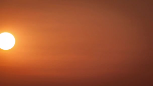 Tid förflutit över moln under vackra solnedgången — Stockvideo