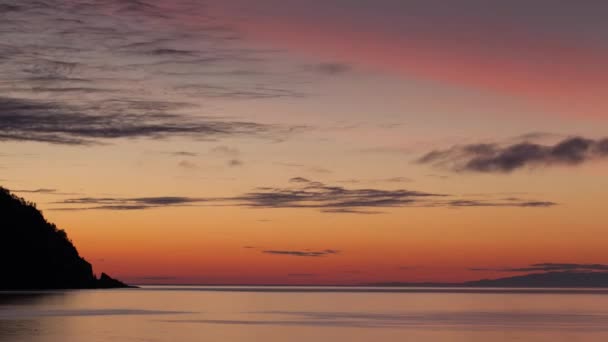 Időközű felett a felhők alatt gyönyörű naplemente — Stock videók