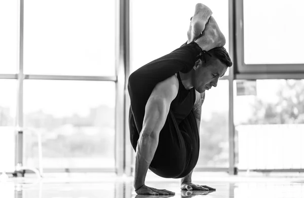 Atlético muscular jovem homem trabalhando fora, ioga — Fotografia de Stock