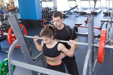 kadın fitness ve spor salonunda antrenör