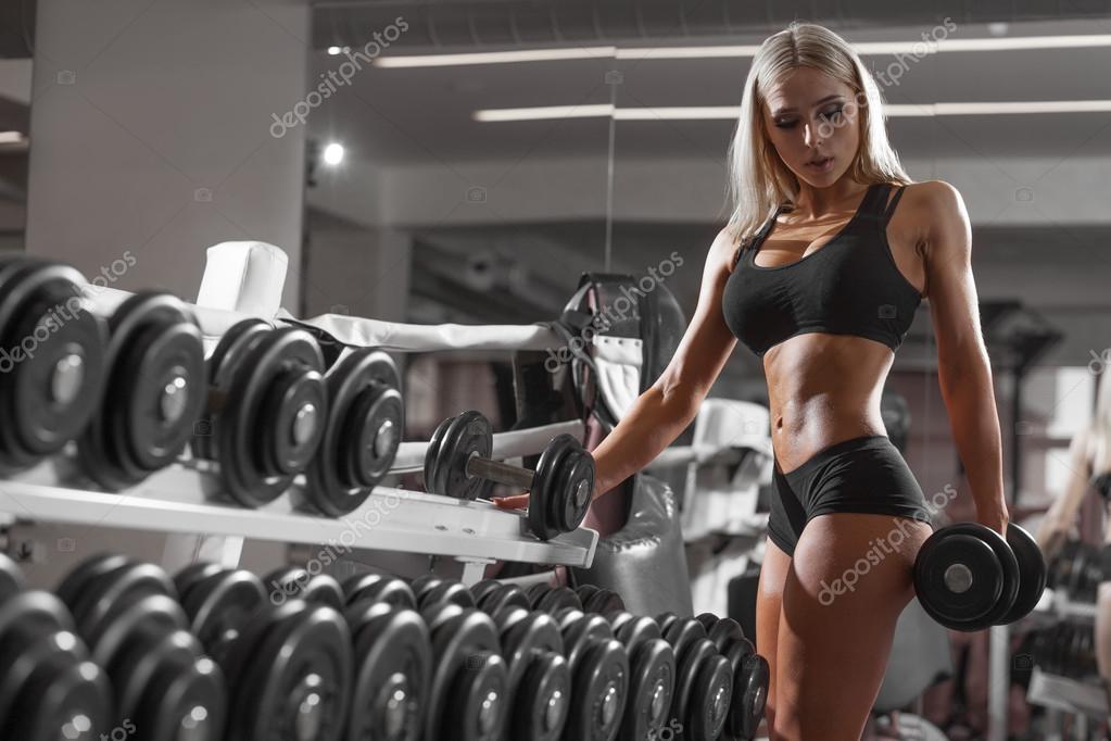 девушка в тренажерном зале. красивые девушки в тренажерном зале. красивые девушки в зале. красивые девушки в зале. спортивные девушки в зале.