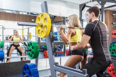 kadın fitness ve spor salonunda antrenör