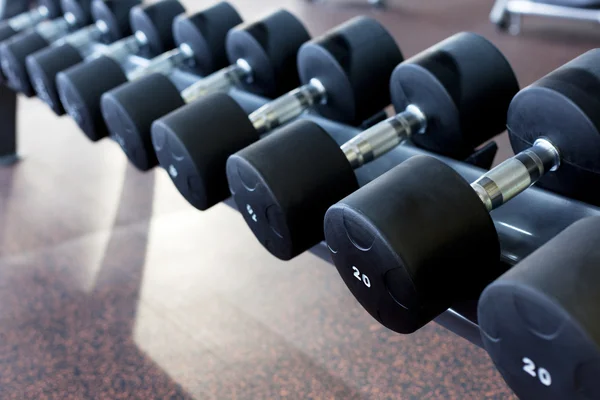 Fila de sombrillas en el gimnasio — Foto de Stock