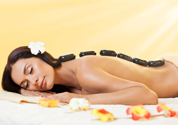 Young woman relaxing in spa. — Stock Photo, Image
