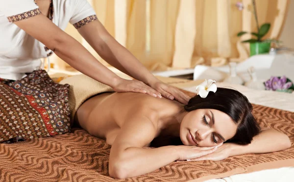 Jovem mulher recebendo massagem no spa tailandês . — Fotografia de Stock