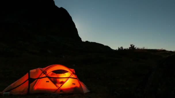 夜の時間の経過でテントの上に月を移動 — ストック動画