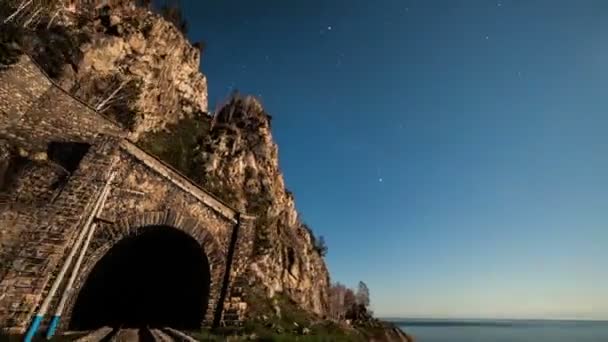 Стрельба из поезда во время движения через тоннели . — стоковое видео