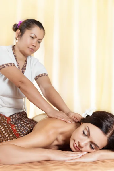 Jovem mulher recebendo massagem no spa tailandês . — Fotografia de Stock