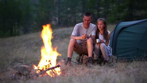 Pareja en el camping con fogata — Vídeo de stock