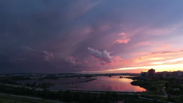El lapso de tiempo sobre las nubes durante la hermosa puesta de sol — Vídeo de stock
