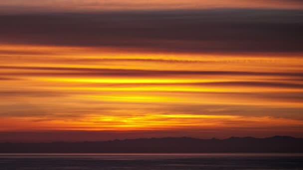 El lapso de tiempo sobre las nubes durante la hermosa puesta de sol — Vídeos de Stock