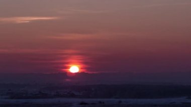 Zaman atlamalı bulutlar güzel gün batımı sırasında üzerinde