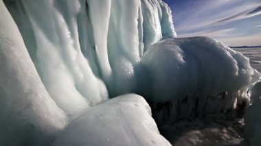 Günbatımı dondurucu buz Baykal Gölü.