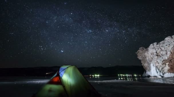 Hareketli yıldız çadır gece zaman atlamalı, yukarıda — Stok video